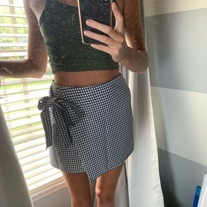 plaid black and white Boohoo mini skirt size 6